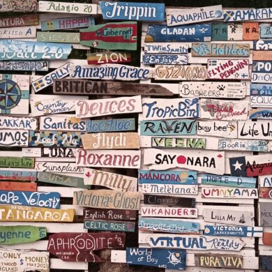 Holztafeln von Schiffen, die den Paradies Beach Club besuchten.